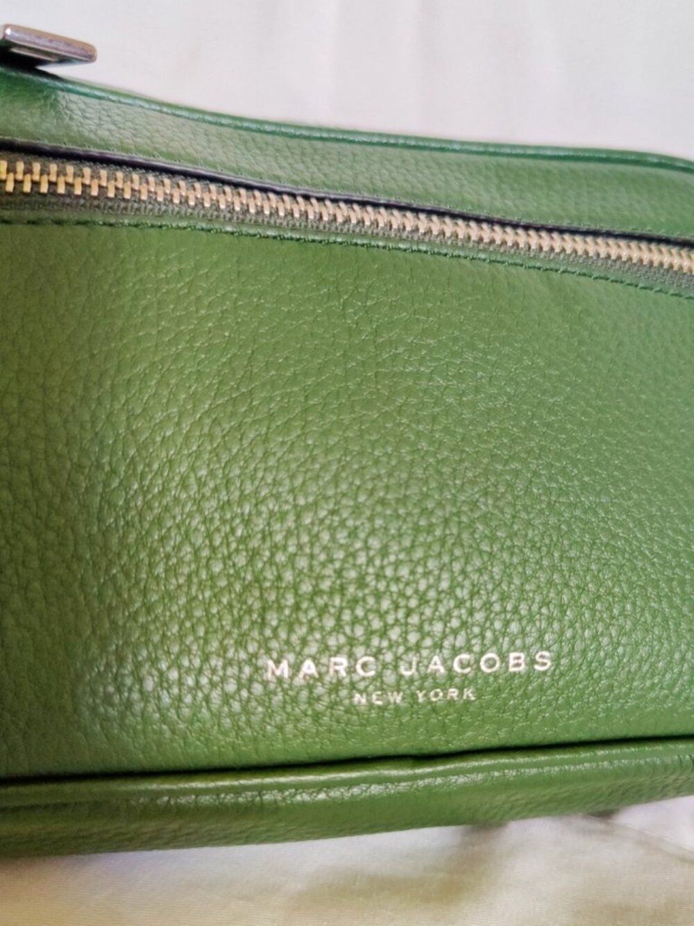 Marc Jacobs Zoom Leather Camera Crossbody Bag with Tassel in Evergreen, NWOT - Picture 7 of 13